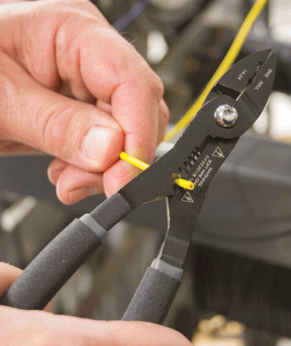 Picture of Compact Multi-Function Wire Stripper
, 14–24 Gauge
